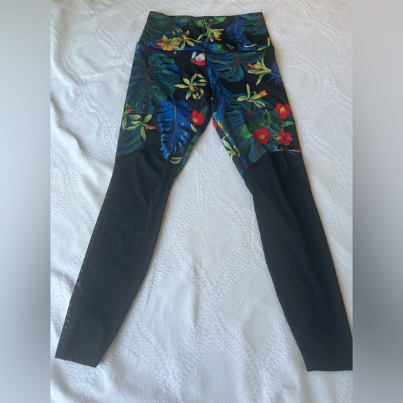 Nike Dri-FIT Women’s Leggings Black Tropical Floral Print Size Medium Activewear - Picture 1 of 4